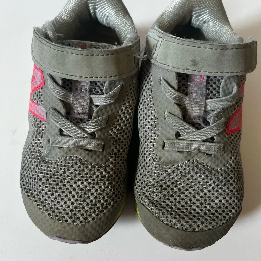 New Balance Fresh Foam size 6 Kids' Gray and Multicolor Sneaker